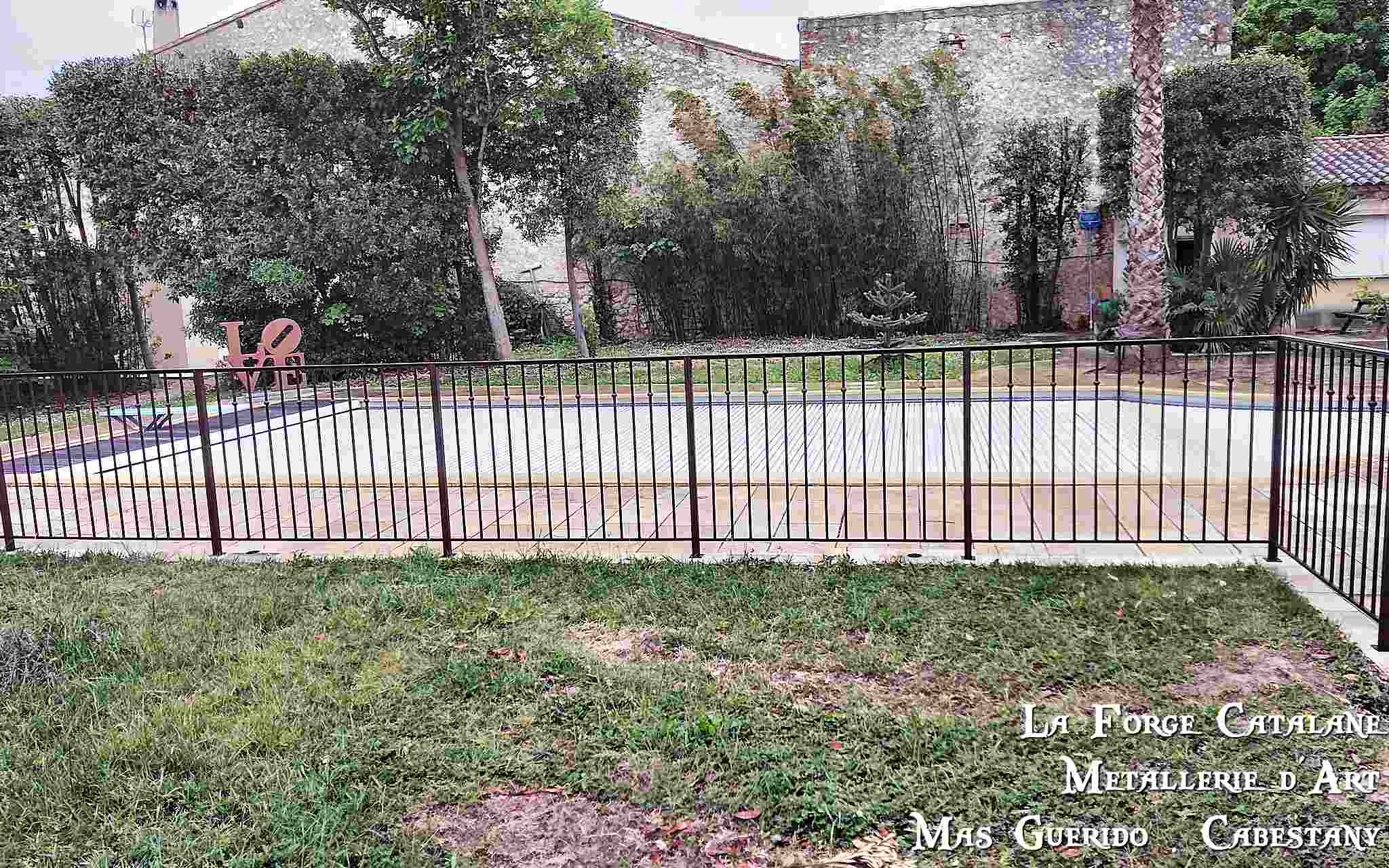 protection de piscine barreaudage rond avec bagues forge catalane.jpg